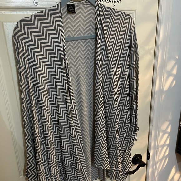 Grey & White Chevron Shall - Picture 1 of 9